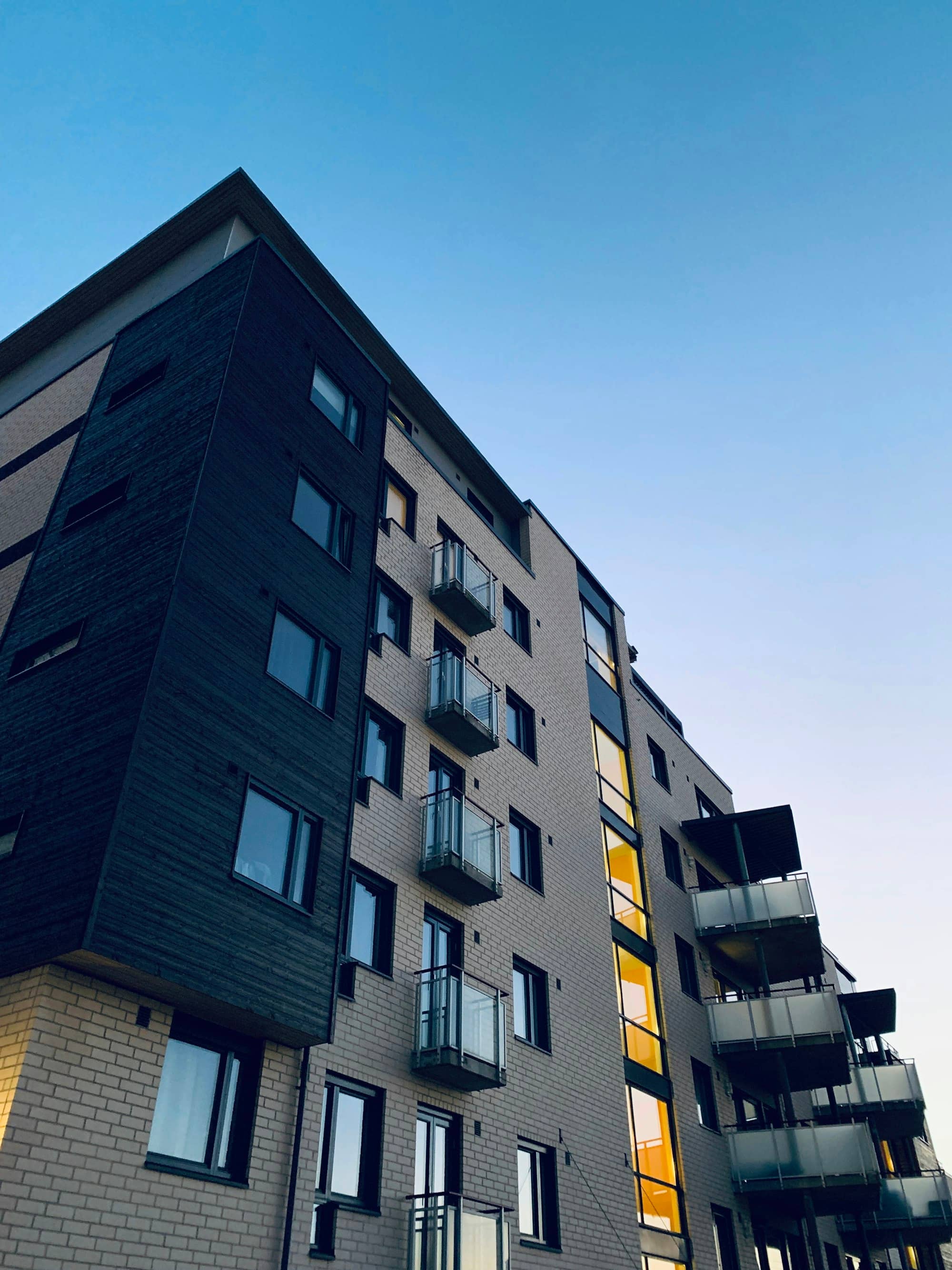 Çok bloklu modern konut sitesinin cephesi