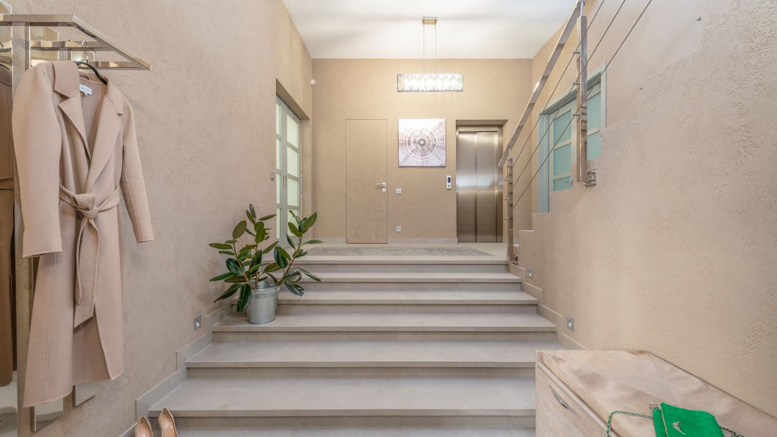 Bina görevlisi apartman girişinde